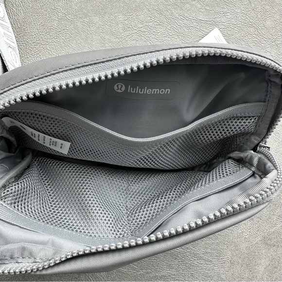 Lululemon Everywhere Belt Bag 1L Silver Drop/White Brand New - Picture 14 of 16